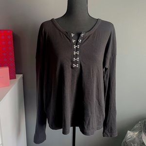 EVEREVE BLACK CLASP-DETAILED TOP